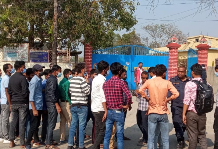 नियमित परीक्षा सञ्चालनको माग गर्दै राजर्षि जनक विश्वविद्यालयमा तोडफोड, चार विद्यार्थी पक्राउ