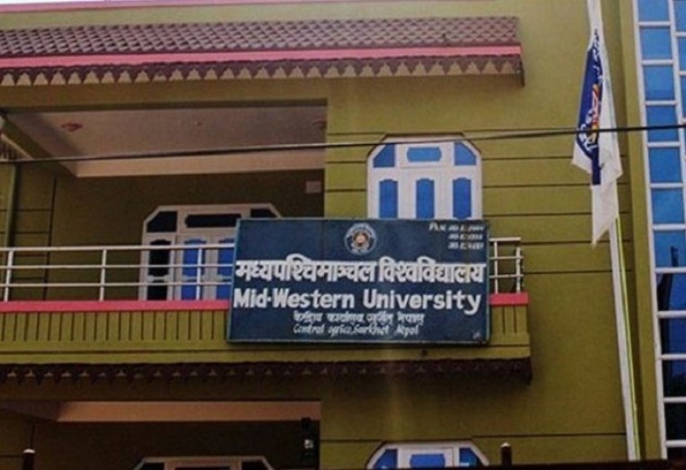 मध्यपश्चिम विश्वविद्यालयका विद्यार्थी दीक्षित हुँदै