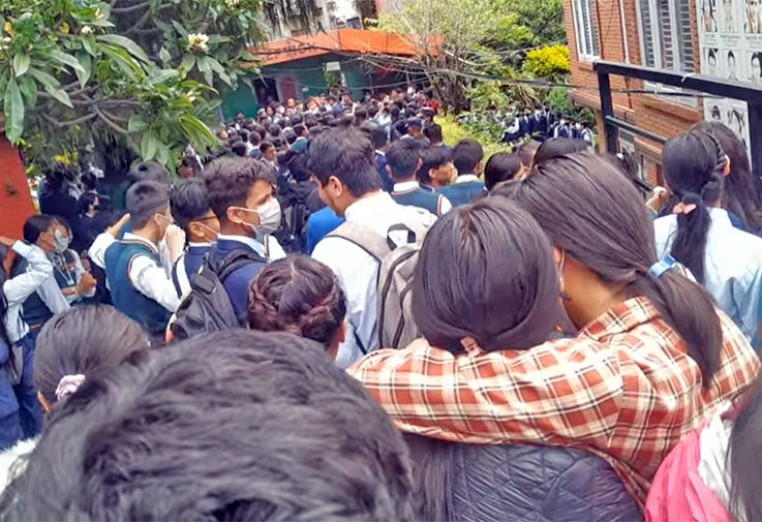 शिक्षकले दुर्व्यवहार गरेको भन्दै सेन्ट लरेन्स कलेजका विद्यार्थी आन्दोलित