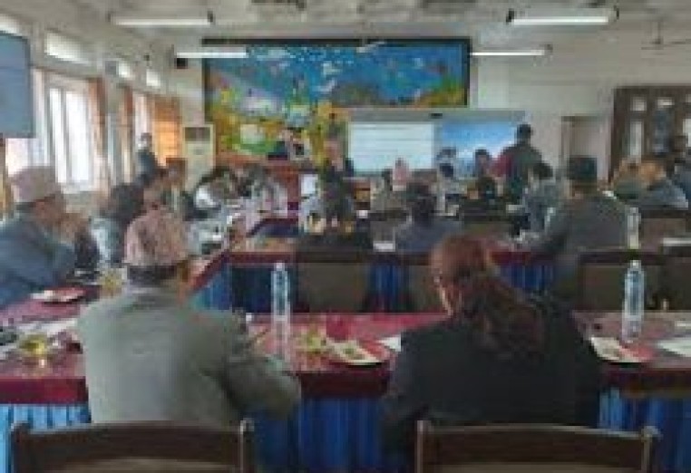 विद्यालय तहको पाठ्‌यक्रम परिमार्जन गर्नका लागि शिक्षा मन्त्रालयको सरोकारवालासँग गरिएको छलफल