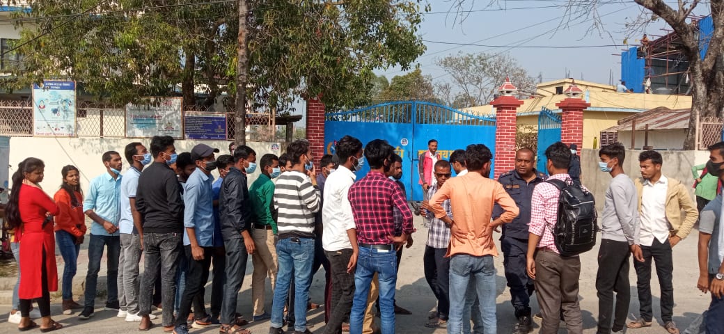 नियमित परीक्षा सञ्चालनको माग गर्दै राजर्षि जनक विश्वविद्यालयमा तोडफोड, चार विद्यार्थी पक्राउ
