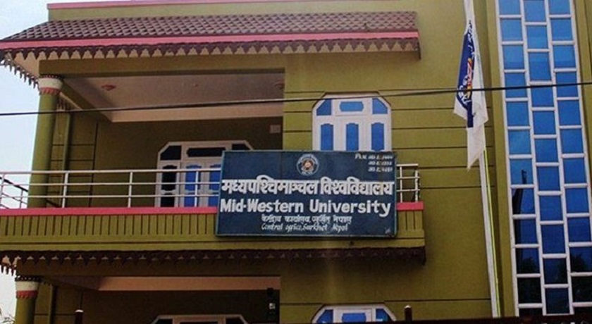 मध्यपश्चिम विश्वविद्यालयका विद्यार्थी दीक्षित हुँदै